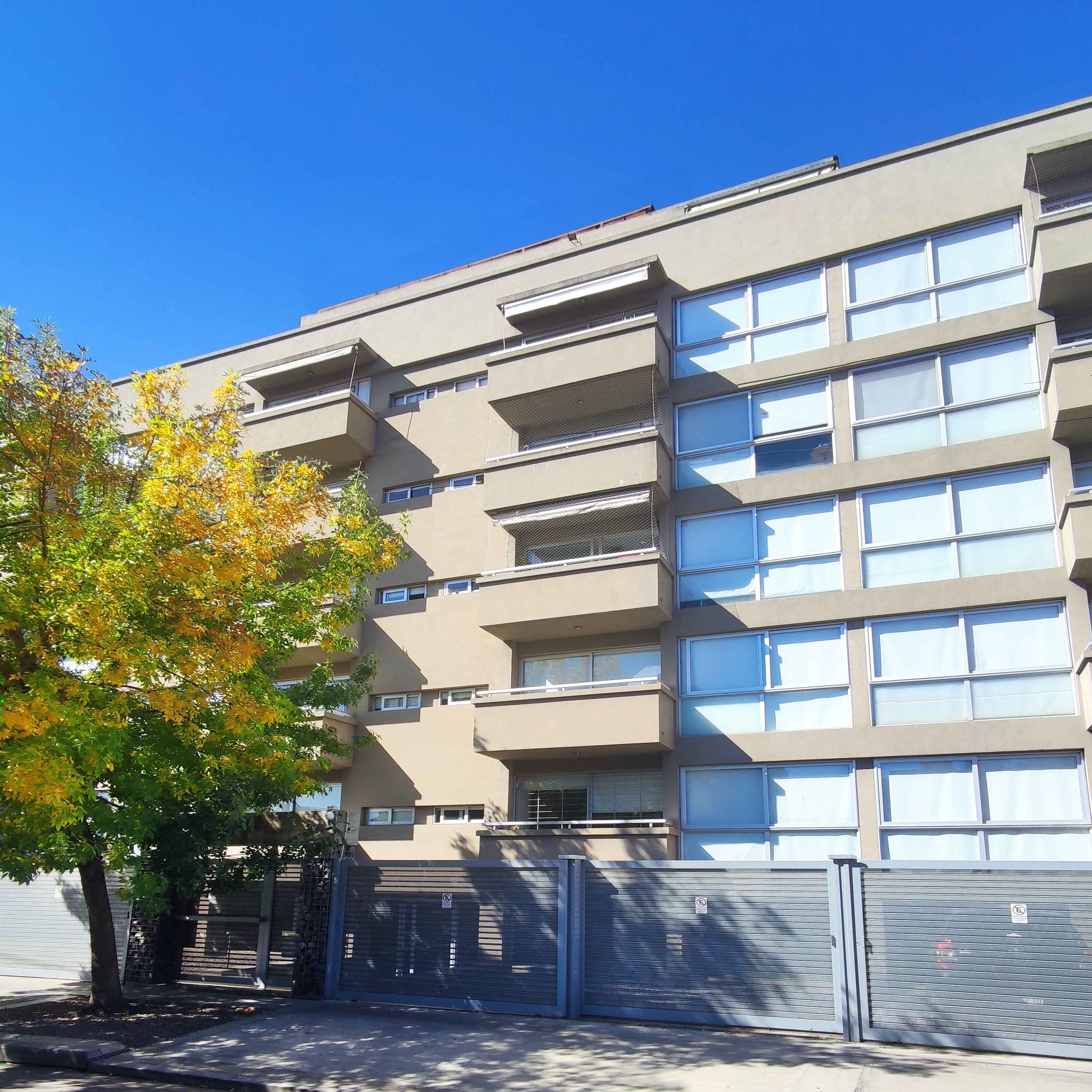 Depto. 2 Amb En Edificio De Categoría C/ Cochera Y Balcón