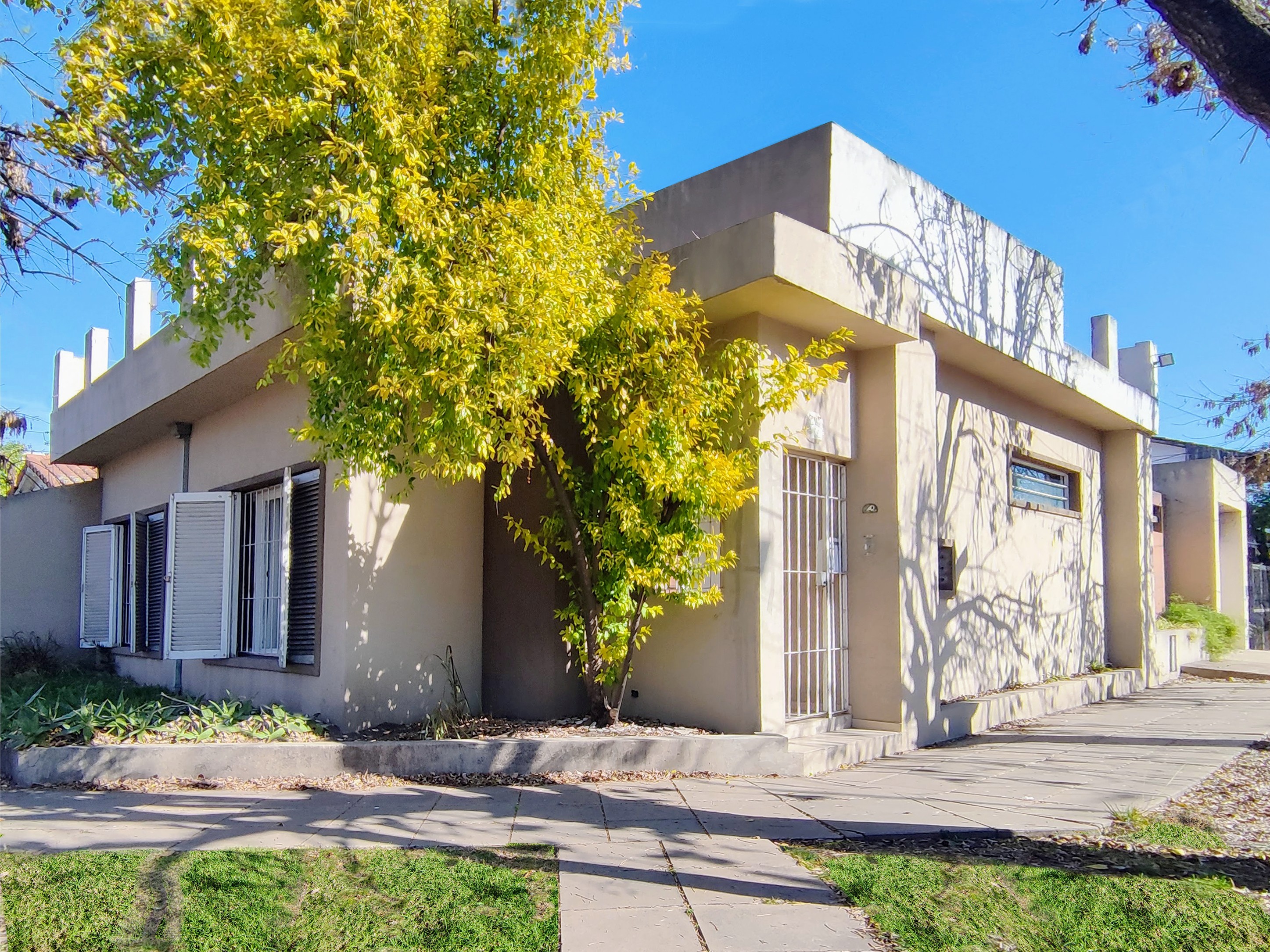 Casa En Venta 4 Ambientes Refaccionada En Castelar Norte